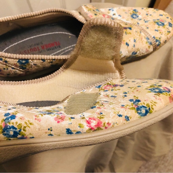Tender Tootsies Velcro Slippers Gold with Flower Pattern - Picture 6 of 6